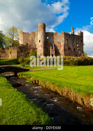 Laugharne Castle eine mittelalterliche Ruine im Süden Carmarthenshire South Wales UK ein Dorf berühmt für seine Verbindung mit Dylan Thomas Stockfoto