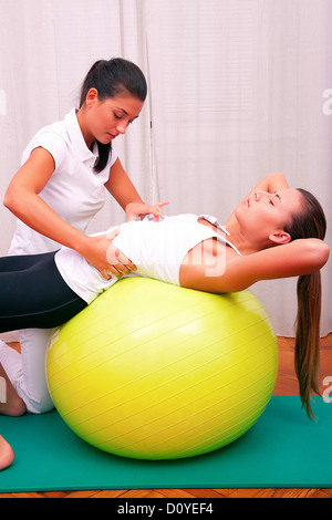 Übungen zu kontrollieren Becken Stamm mit Bobath Ball Fitball Stabilisierung Übungen Stockfoto