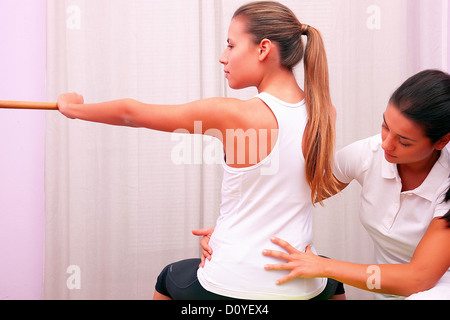 Übungen zu kontrollieren Becken Stamm mit Bobath Ball Fitball Stabilisierung Übungen Stockfoto