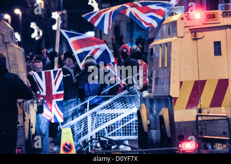 3. Dezember 2012, Belfast, Nordirland. PSNI gepanzerten Landrover Umzug in zu versuchen, feindliche Loyalisten, protestieren gegen Belfast City Council Stimmen etliche Gebäude des Rates der Union Flag entfernt zu zerstreuen. Stockfoto