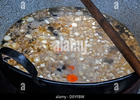 Bohnen Suppe des großen weißen und schwarzen Korn Bean, vorbereitet in eine große Schüssel geben. Stockfoto