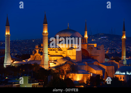 Nachtlichter auf Moschee Hagia Sophia islamische und christliche Kathedrale und Sultan Selim Murat Turbesi in der Dämmerung in Istanbul Türkei Stockfoto