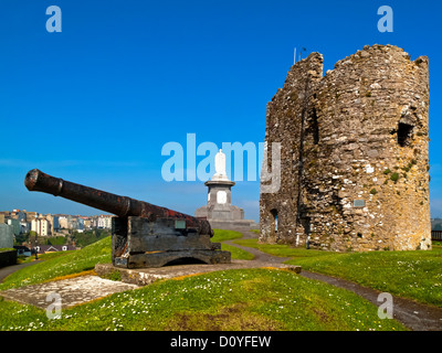 Ruinen der normannischen Burg auf dem Burgberg in der Altstadt in Tenby in Pembrokeshire South Wales UK Stockfoto