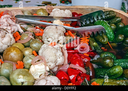 Gurken in Haus, ausgesetzt in großen Mengen für den Verkauf vorbereitet. Traditionelle rumänische. Stockfoto