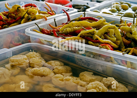 Gurken in Haus, ausgesetzt in großen Mengen für den Verkauf vorbereitet. Stockfoto