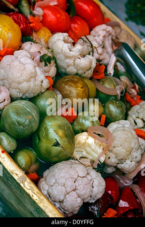 Gurken in Haus, ausgesetzt in großen Mengen für den Verkauf vorbereitet. Traditionelle rumänische. Stockfoto