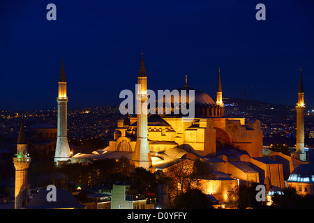 Nachtlichter für Firuz Aga Moschee, Hagia Sophia islamischen Moschee und christliche Kathedrale in der Dämmerung in Istanbul Türkei Stockfoto