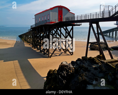 Die alten RNLI Lifeboat Station in Tenby in Pembrokeshire South Wales UK 1905 erbaut und umgebaut in ein privates Wohnhaus Stockfoto