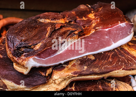 Geräuchertes Schweinefleisch Speck überlappende Stücke. Traditionelle rumänische Speisen legt fest, in den Monat Dezember. Stockfoto