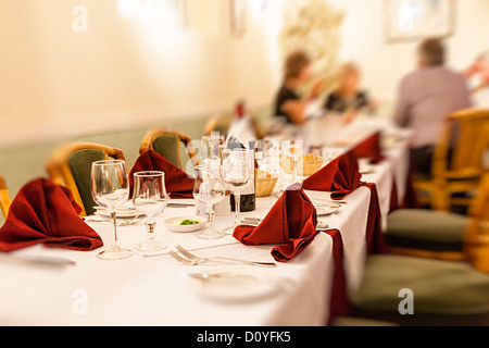 Personen im Restaurant mit Schwerpunkt auf Tisch mit Orte gelegt bereit, UK Stockfoto