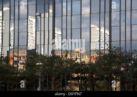 Reflexionen von Wohnungen in der gläsernen Baukörper des Axel-Springer-Haus, Berlin, Deutschland Stockfoto