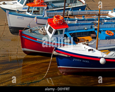 Kleine Boote auf dem Sand bei Ebbe im Hafen von Tenby Pembrokeshire South Wales UK Stockfoto