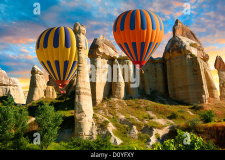 Heißluft-Ballons über das Tal der Liebe, Cappadocia Türkei Stockfoto