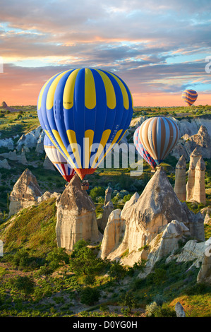 Heißluft-Ballons über die Liebe-Tal bei Sonnenaufgang, Cappadocia Türkei Stockfoto