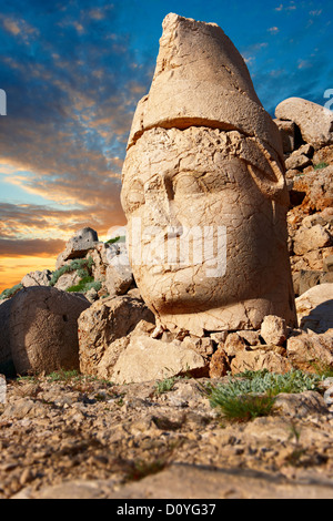 Bilder & Bilder der Statuen des um das Grab von Kommagene König Antochus 1 auf der Oberseite Mount Nemrut, Türkei. Stockfoto