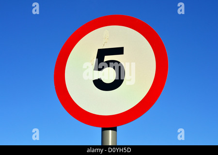 Ein 5 km/h Höchstgeschwindigkeit Zeichen Stockfoto