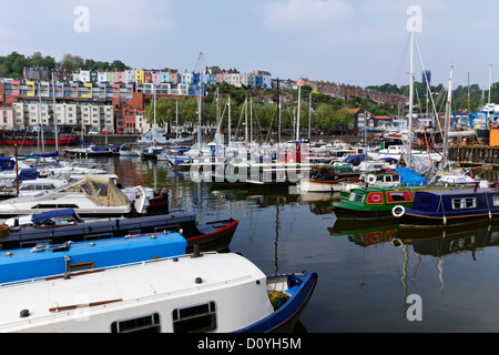 Boote und bunten Reihenhäuser Harbourside, Bristol, Somerset Stockfoto