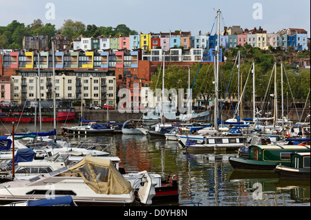 Boote und bunten Reihenhäuser Harbourside, Bristol, Somerset Stockfoto