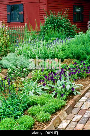 Kräutergarten in der Nähe von Ziegelsteinweg im seitlichen Bereich in der Nähe von roten Schindeln Haus, Missouri, USA Stockfoto
