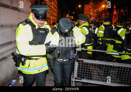 3. Dezember 2012, Belfast, Nordirland. Ein Polizist wird durch eine Glasflasche verletzt, nachdem es von wütenden Loyalisten in der Belfast City Hall ausgelöst wird. Stockfoto