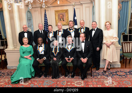 Kennedy Center Honorees. (L-R Back Row) Vorstandsvorsitzender der John F. Kennedy Center for the Performing Arts David M. Rubenstein, ehemalige US-Präsident Bill Clinton, John Paul Jones, Jimmy Page, Robert Plant, David Letterman, Präsident von der John F. Kennedy Center for Performing Arts Michael M. Kaiser und Meryl Streep. (L-R Front Row) US-Außenministerin Hillary Rodham Clinton, Buddy Guy, Natalia Makarova, Dustin Hoffman und Michael Stevens, Produzent von der jährlichen Kennedy Center Honors nach einem Abendessen für Kennedy Preisträger von US-Außenministerin Hillary Rodham Clinton in den USA gehostet Stockfoto