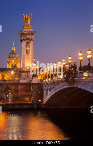 Pont Alexandre III über Fluss Seine mit der Kuppel des Hotel des Invalides über Paris Frankreich Stockfoto