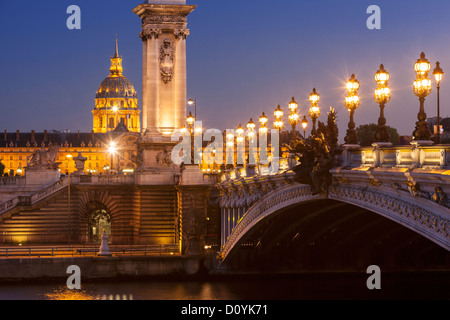 Pont Alexandre III über der seine mit der Kuppel des Hotel des Invalides Beyond, Paris, Frankreich Stockfoto