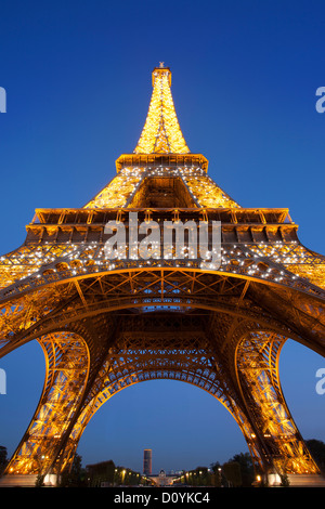 Eiffelturm in der Dämmerung mit Stroboskoplicht, Paris Frankreich Stockfoto