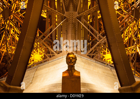 Bronze-Büste von Gustave Eiffel am Fuße des Turms er half design für die 1889 Welten Fair, Paris Frankreich Stockfoto