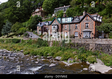 Häuser neben dem Fluss Lyn, Lynmouth, Devon, England Stockfoto