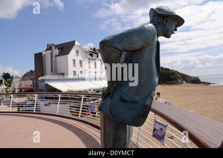 Bronzestatue des Monsieur Hulot Blick auf das Meer vor dem Hotel De La Plage in Saint-Marc Sur Mer Stockfoto