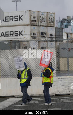 3. Dezember 2012 - Los Angeles, Kalifornien (CA, USA - auffallende Arbeiter Spaziergang mit eine Mahnwache vor dem Hafen von Los Angeles Montag, 3. Dezember 2012 in Los Angeles, Kalifornien. Der Streik startete am vergangenen Dienstag durch die 800-köpfigen International Longshore und Warehouse Union lokalen 63 klerikalen Büroeinheit, die seit 30. Juni 2010 ohne Vertrag gearbeitet hatte. Mit rund 10.000 ILWU Mitgliedern zu Ehren der Streikenden Streikposten wurde die Aktion 10 der 14 Fracht-Container-Terminals auf der Anlage stillgelegt. Stockfoto