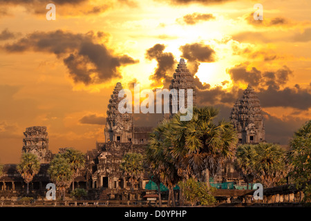 Angkor Wat Tempel bei Sonnenuntergang Stockfoto