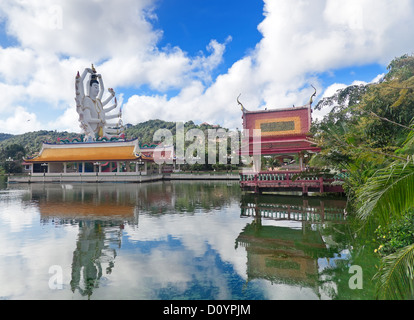 Statue von Chenrezig im Wat Plai Laem Tempel Stockfoto