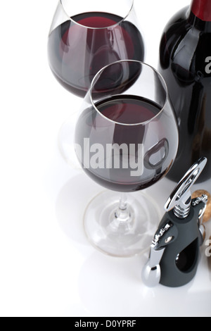 Rotwein, Korken und Korkenzieher. Isoliert auf weißem Hintergrund, Closeup, konzentrieren Sie sich auf Gläser. Stockfoto