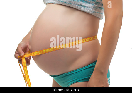 Schwangere Frau misst ihren Bauch. Stockfoto