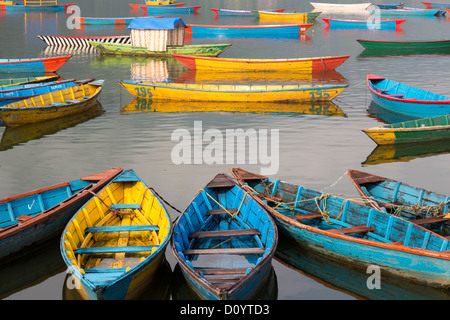 Viele bunte Holzboot stehend auf Phewa (oder Fewa) See in Pokhara, Nepal Stockfoto