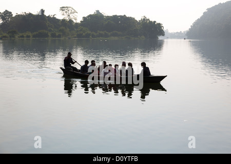 Holzboot mit Touristen in das Tal Barahi Tempel am Phewa (oder Fewa) See in Pokhara, Nepal Stockfoto