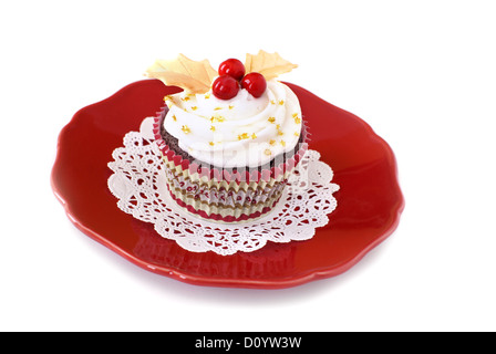 Cupcake mit Vanille Zuckerguss verziert mit roten Süßigkeiten und Fondant Blattgold. Stockfoto