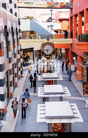 Menschen beim Einkaufen im Westfield Horton Plaza Shopping Center in San Diego Gaslamp Quarter. Stockfoto