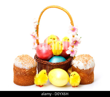 Korb mit Ostereiern Stockfoto