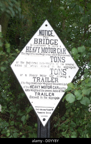 Brücke Gewichtsgrenze Schild an der Stratford-upon-Avon-Kanal in der Nähe von Lapworth, Warwickshire, England UK Stockfoto