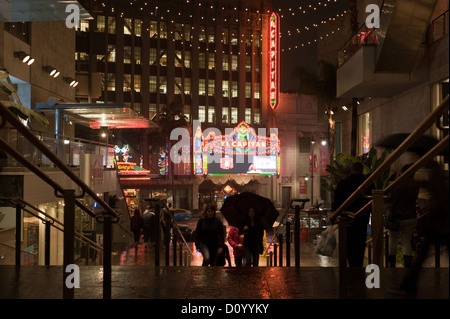 Nachtansicht des Hollywood Boulevard von der Treppe des Hollywood & Highland Center in Los Angeles, Kalifornien. Stockfoto