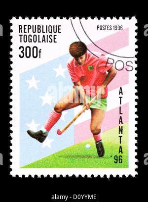 Briefmarke aus Togo, die Darstellung einer männlichen Hockeyspieler, ausgestellt für die Olympischen Sommerspiele 1996 in Atlanta. Stockfoto