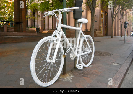 Memorial White Ghost Bike anlässlich den Tod eines Radfahrers Jen Shao Stockfoto