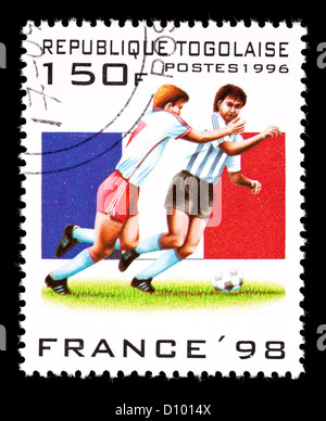 Briefmarke aus Togo abbildenden Fußball-Spieler, für die Fußball-Weltmeisterschaft 1998 in Frankreich ausgestellt. Stockfoto