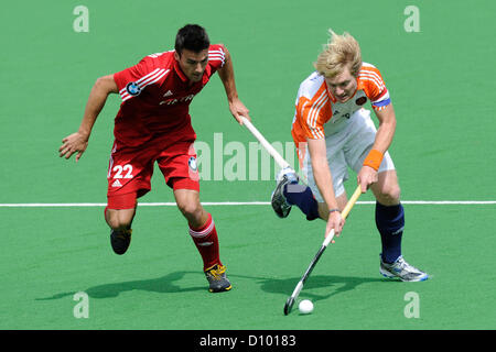 04.12.2012 Melbourne, Australien. Simon Gougnard von Belgien und Klaas Vermeulen der Niederlande kämpfen um den Ball während der Herren Hockey Champions Trophy von State Netball Hockey Centre. Stockfoto