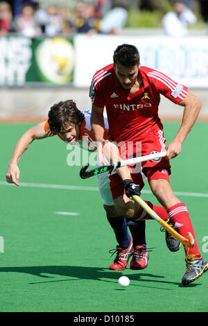 04.12.2012 Melbourne, Australien. Simon Gougnard von Belgien kämpft um den Ball mit Wouter Jolie der Niederlande während der Herren Hockey Champions Trophy von State Netball Hockey Centre. Stockfoto