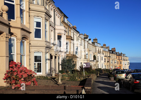 Viktorianische Halbmond von Reihenhäusern in Percy Gärten Tynemouth, Nord-Ost England UK Stockfoto