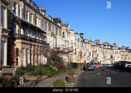 Viktorianische Halbmond von Reihenhäusern in Percy Gärten Tynemouth, Nord-Ost England UK Stockfoto